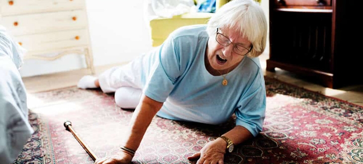 Problemas na visão aumentam risco de queda de idosos | Jornal da Orla