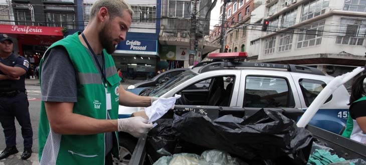 Força-tarefa fiscaliza descarte irregular em contentores no Centro de Santos