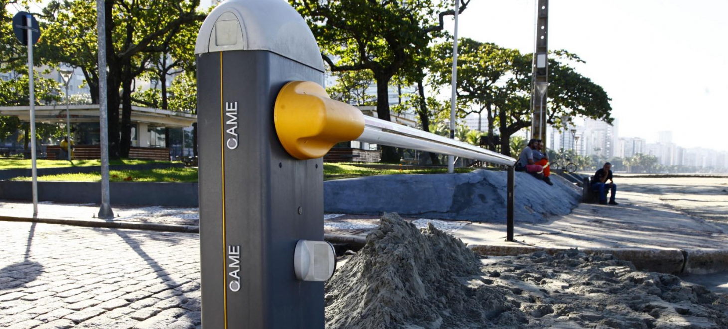 Cancelas para controle de acesso de carros à praia são instaladas em Santos | Jornal da Orla