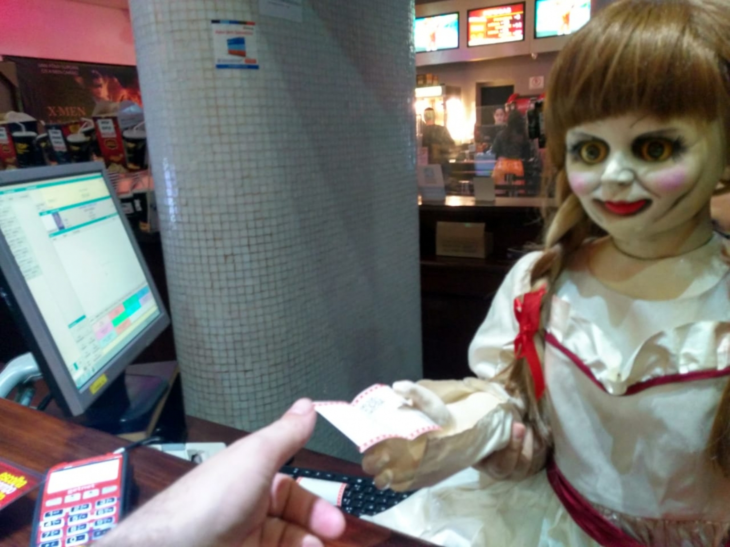 Boneca Annabelle está em Santos | Jornal da Orla