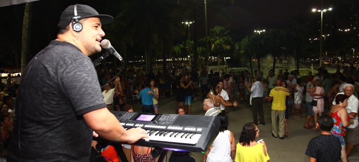 Baile na Praia de Santos tem comando da banda Inovasom