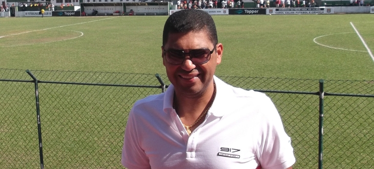 Ex-jogador Narciso promove jogo beneficente com artistas em Santos