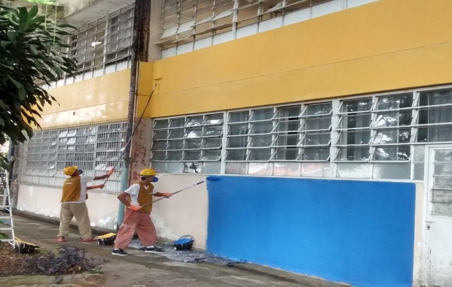 Presos do regime semiaberto pintam escolas públicas da Baixada Santista
