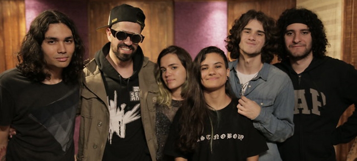 Banda Vespas Mandarinas estreia em Santos com performance intimista
