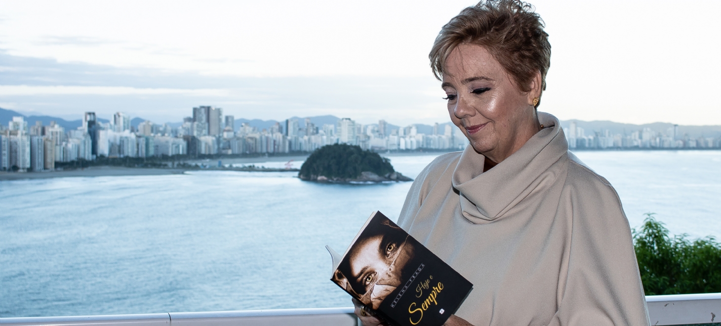 Escritora promove lançamento de livro em noite de autógrafos | Jornal da Orla