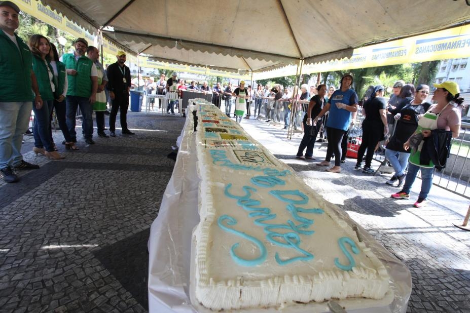 Dia do Centro é comemorado com bolo na Praça Mauá em Santos