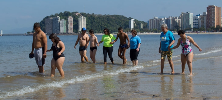 Cerca de 50 pessoas visitam a praia pela primeira vez em São Vicente