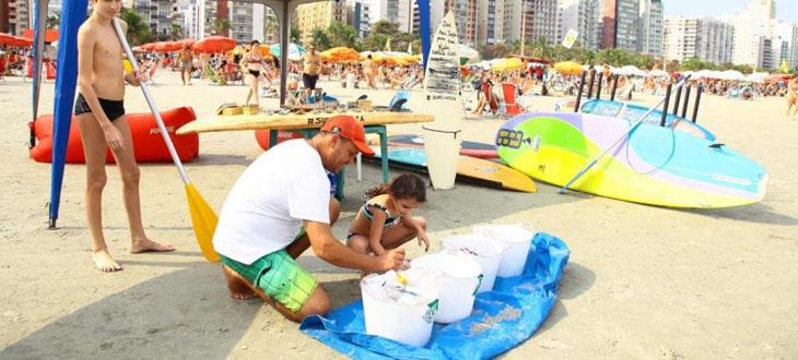 Ação em Santos empresta prancha de Stand up Paddle em troca de lixo na praia