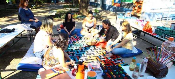 Mães de crianças autistas de Santos aprendem a fazer brinquedos com materiais recicláveis