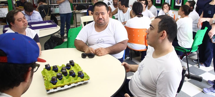 Projeto de acessibilidade em jogos comemora aniversário na Gibiteca de Santos | Jornal da Orla
