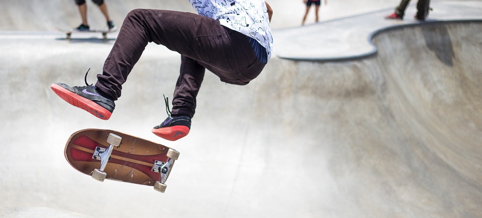 Um curso gratuito de skate para crianças no skatepark de