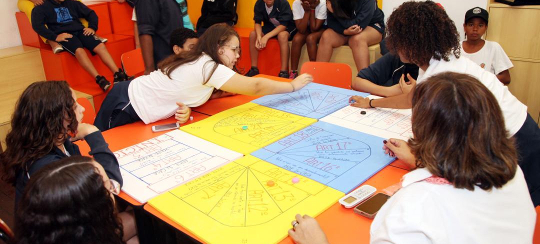 Estudantes de Santos aprendem sobre o ECA de forma lúdica