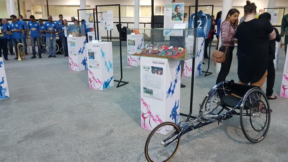 Exposição conta história do esporte adaptado santista | Jornal da Orla