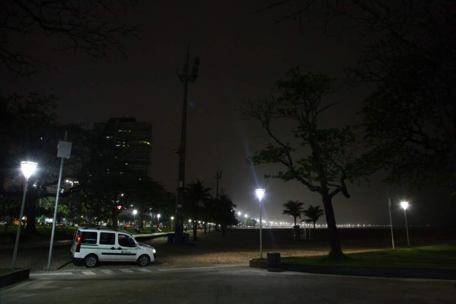 Furto de cabos deixa torres de iluminação da orla de Santos sem luz