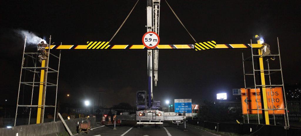 Instalados pórticos para garantir segurança à obra do viaduto na Nova entrada de Santos