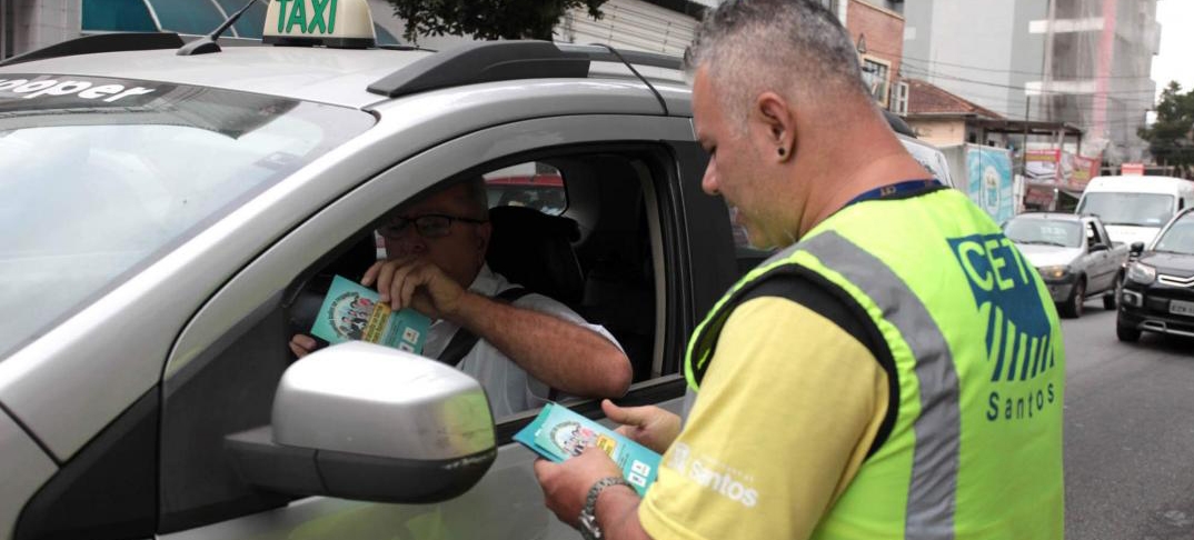 Ação em Santos conscientiza sobre o uso do celular ao volante