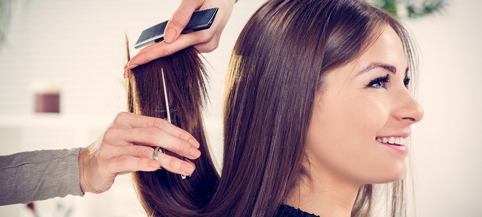 Salão de beleza de Santos promove ação de corte de cabelo em troca de doações