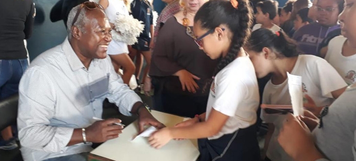 Craques e mascotes do Santos FC visitam escolas de Santos
