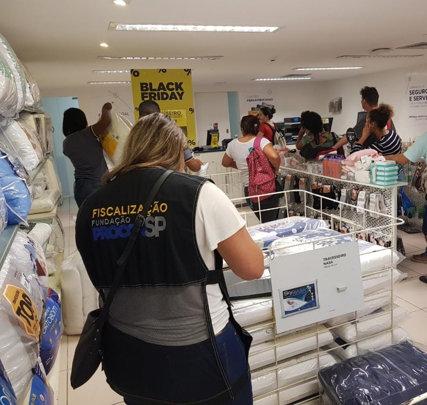 Procon-SP fiscaliza Black Friday na Baixada Santista