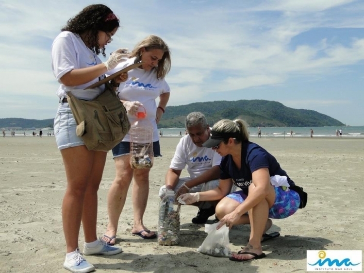 Instituto Mar Azul promove 2º mutirão de limpeza de praia em Santos