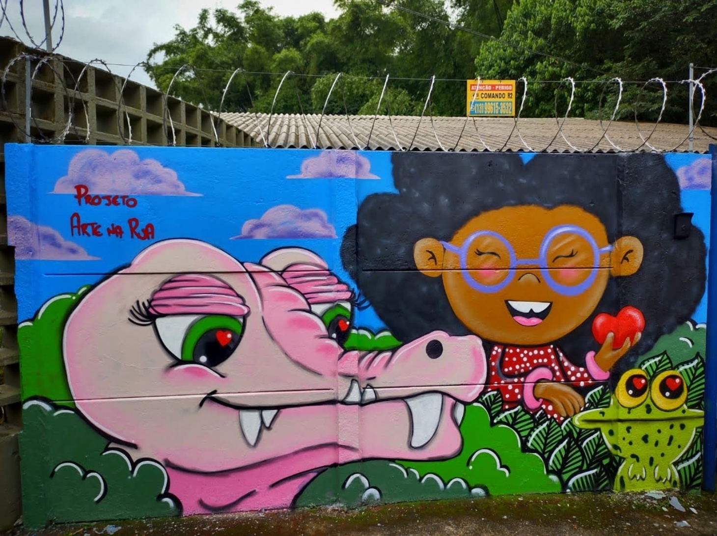 Fachada de escola de Santos ganha grafite do projeto Arte na Rua