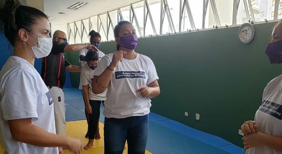 Curso de defesa pessoal para mulheres com deficiência é ministrado em Santos