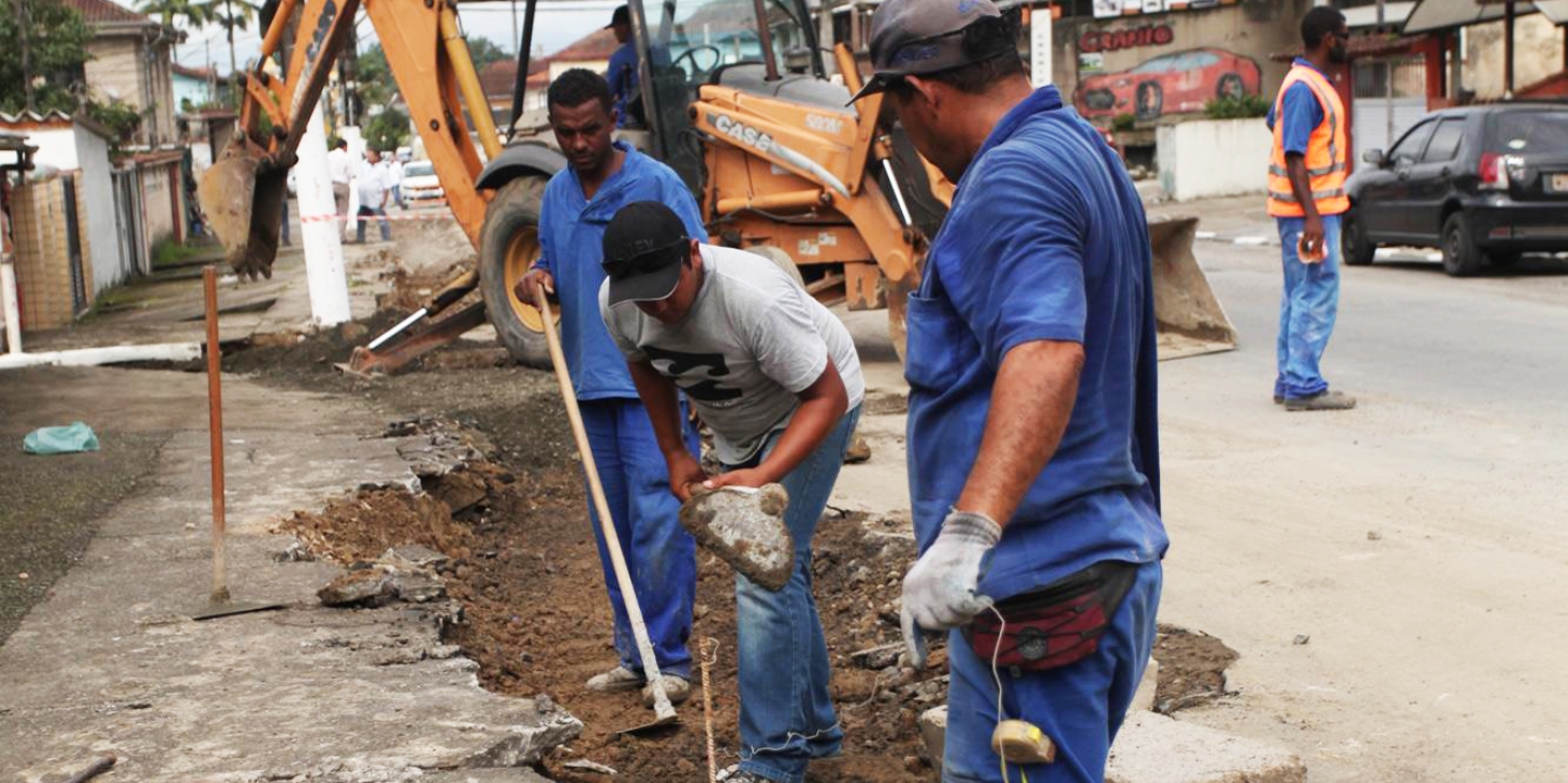 Reconstrução de guias e sarjetas em avenida de morro de Santos é iniciada | Jornal da Orla