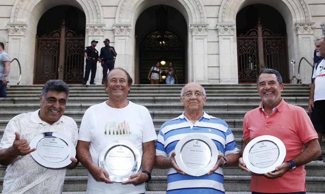 Dia do Surfe é celebrado com homenagens a pioneiros do esporte em Santos