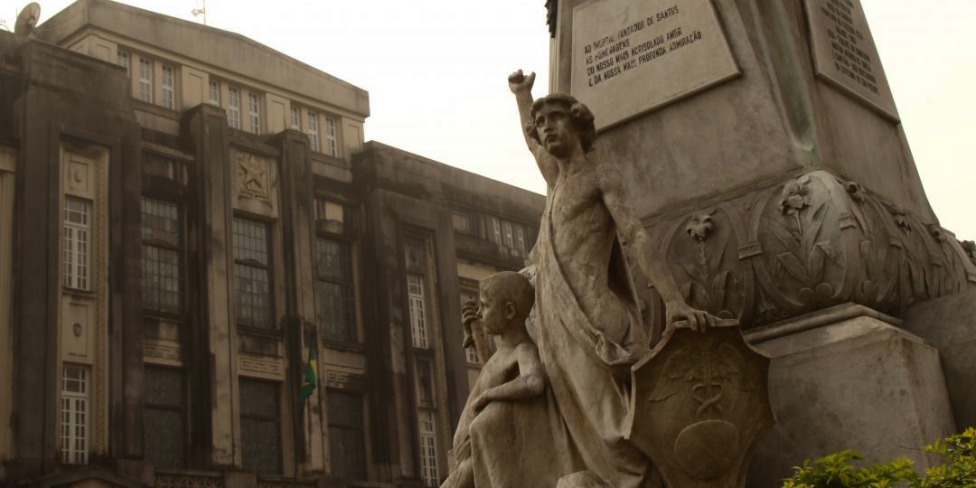 Voluntários limpam monumento no Centro de Santos