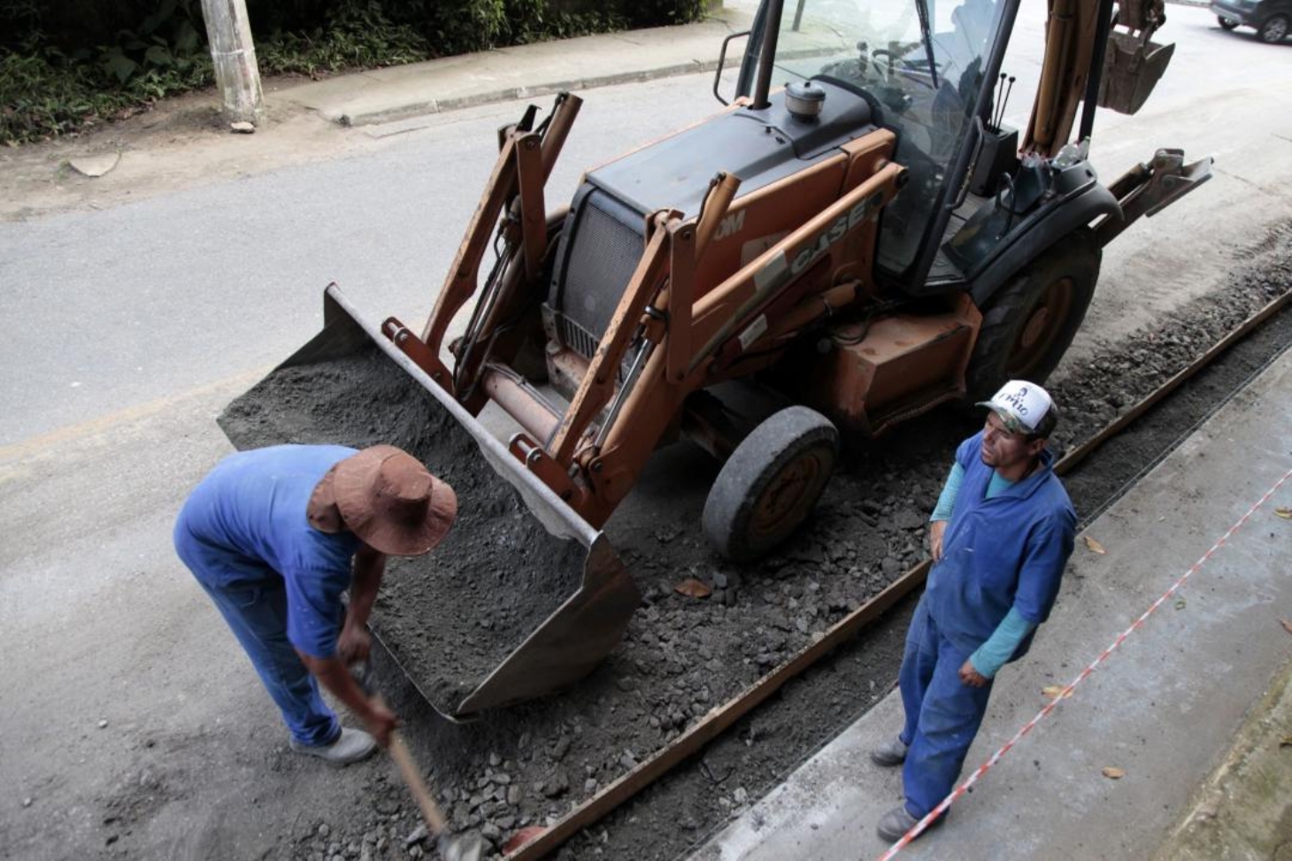 Pavimentação nos morros de Santos avança com interdições noturnas