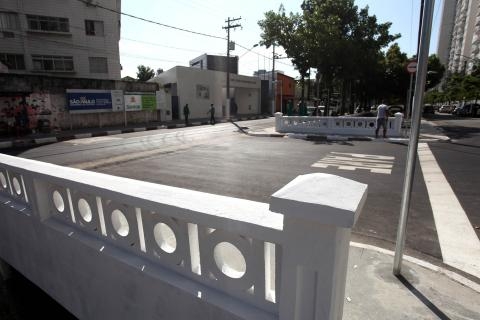 Duas avenidas em Santos ganham novo pontilhão e reforço na iluminação