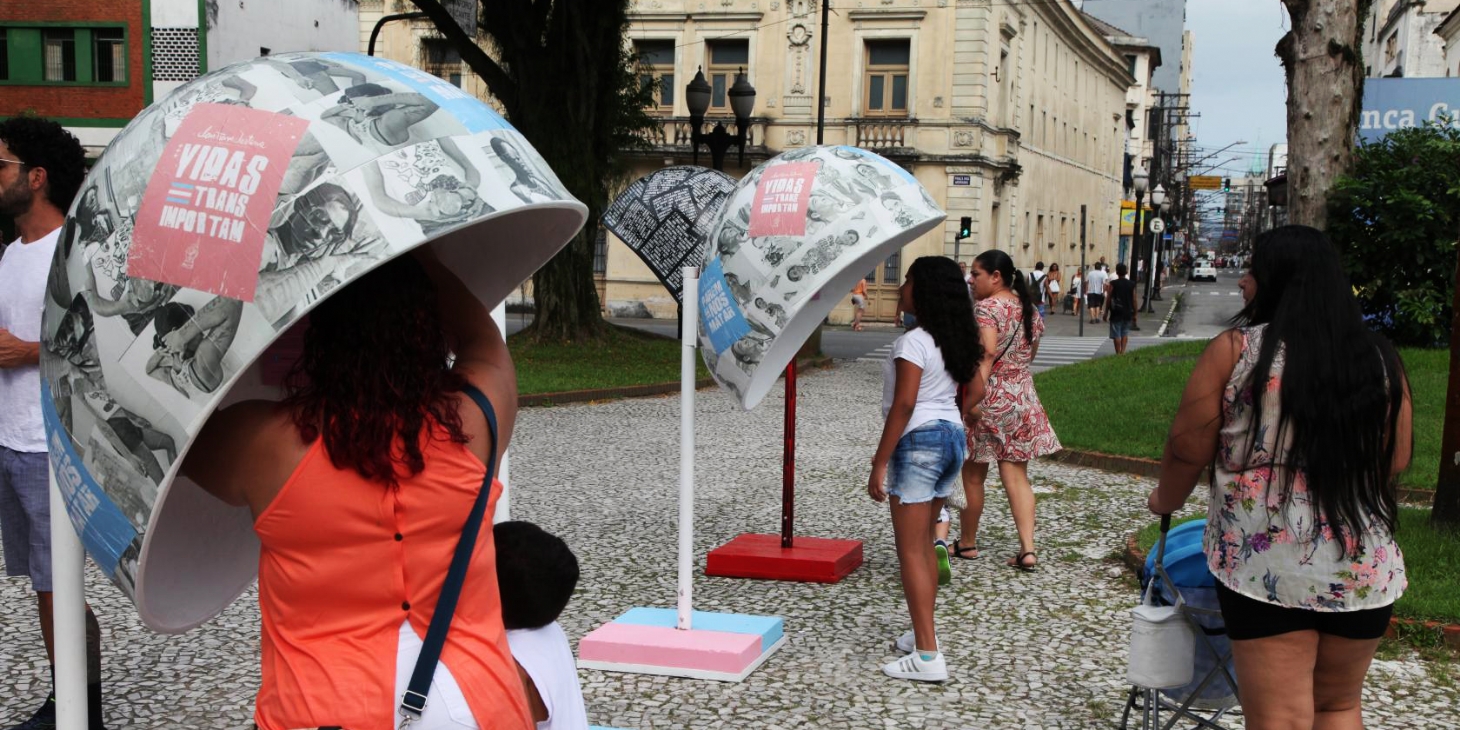 Instalação artística em Santos revela histórias de mulheres trans em situação de rua | Jornal da Orla