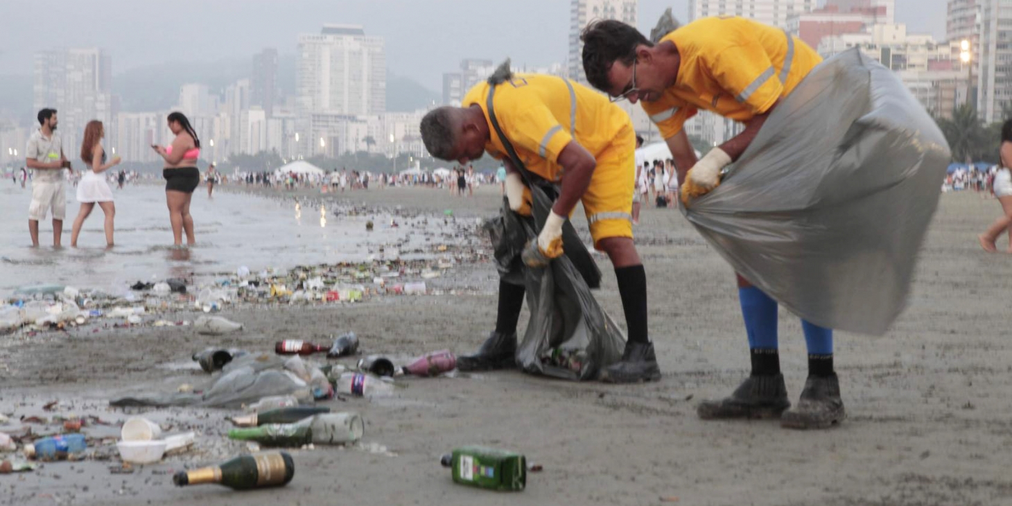 Equipe de limpeza recolhe 113,5 toneladas de lixo da praia de Santos