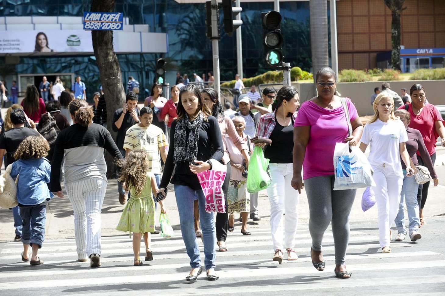 Taxa de desemprego cai no país e fecha 2019 em 11,9chr37