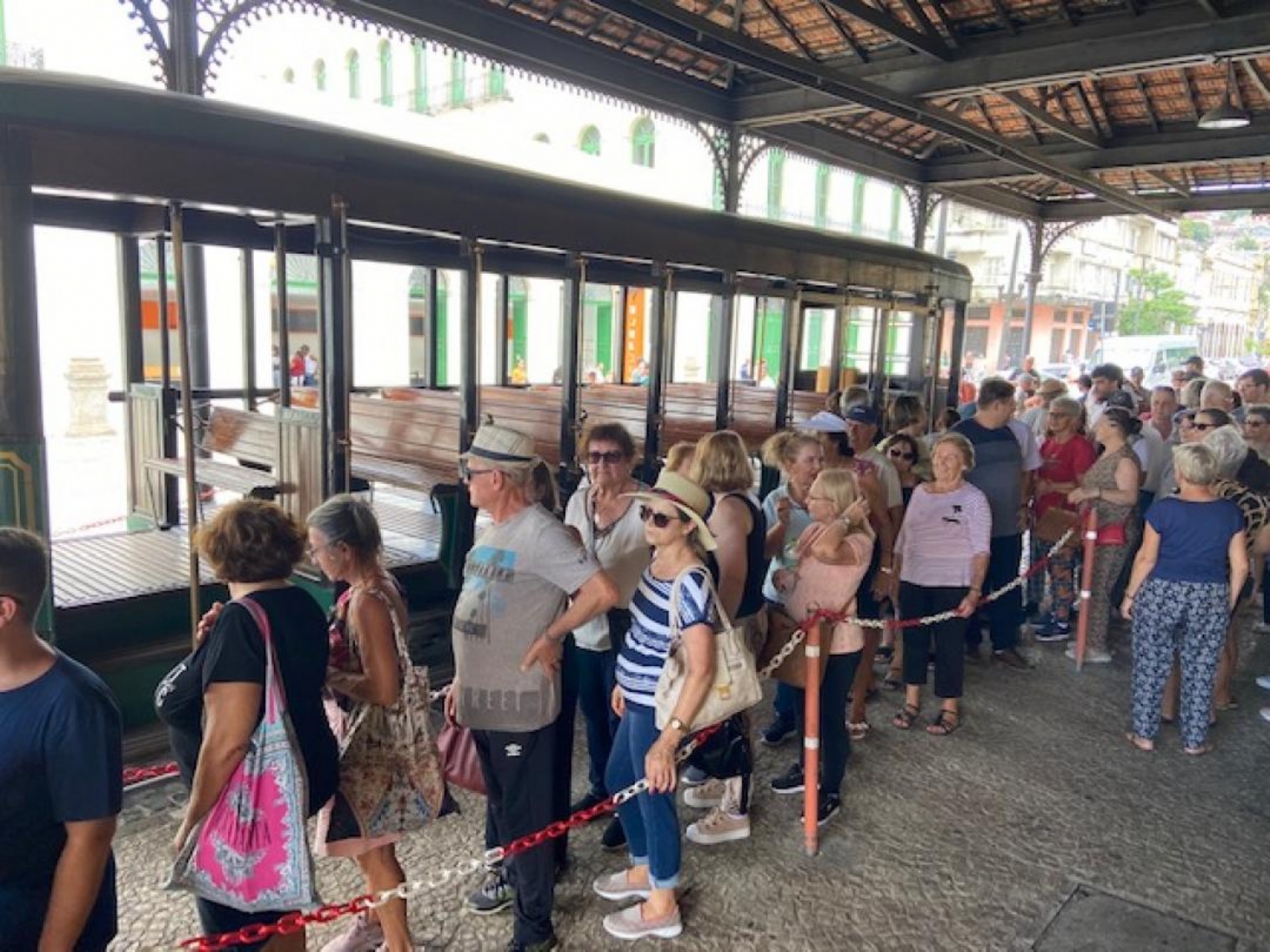Navio Sinfonia traz a Santos 1,6 mil turistas estrangeiros em trânsito