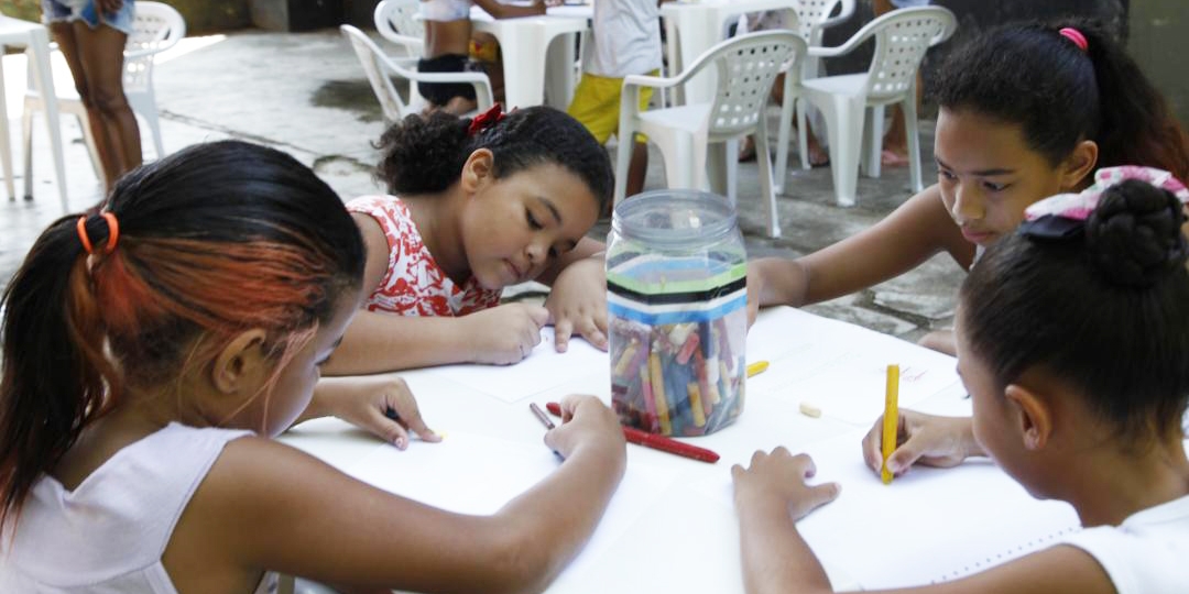 Vivência na natureza marca primeiro dia do curso de férias em parque santista
