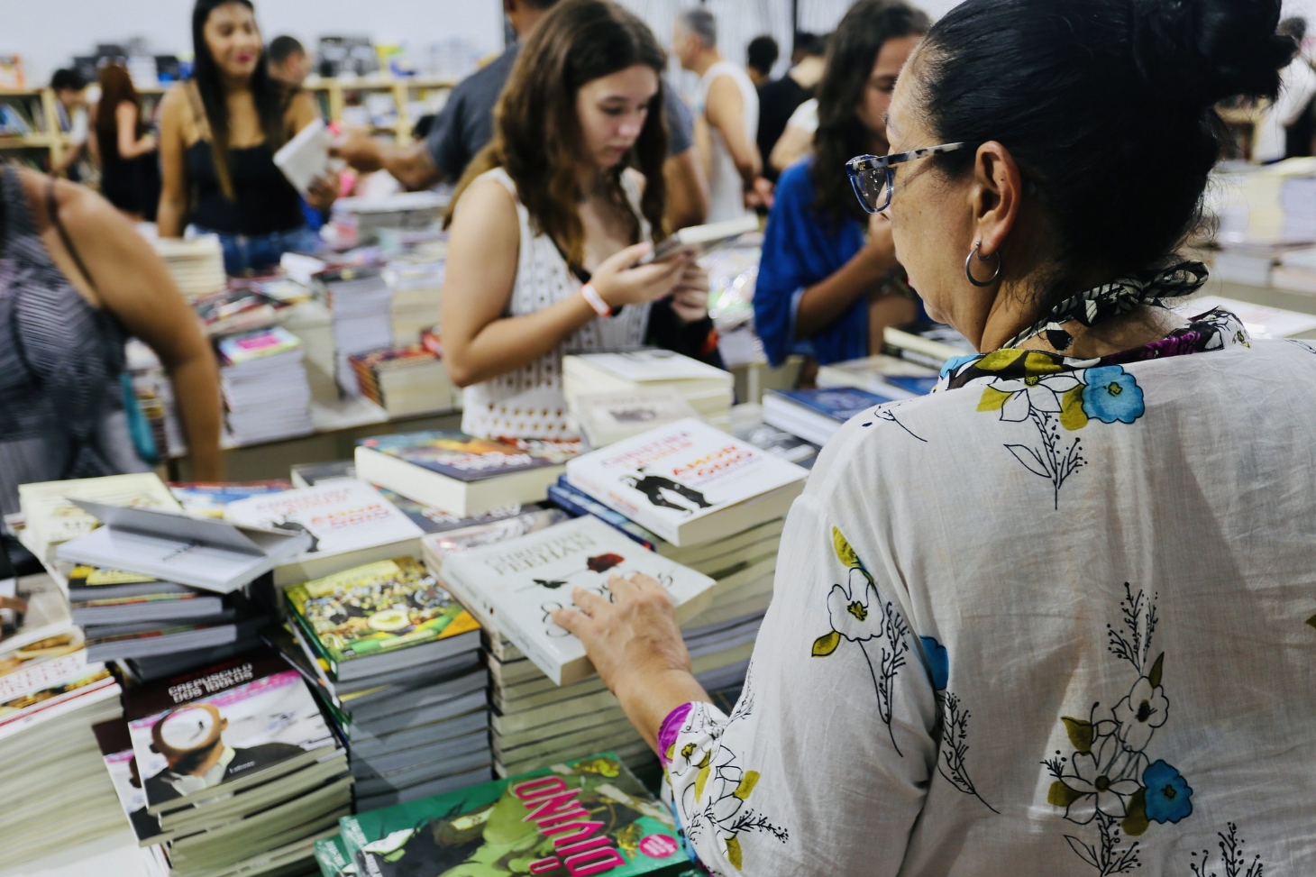 Feira do Livro leva literatura a preços populares na Praça das Bandeiras, em Guarujá | Jornal da Orla