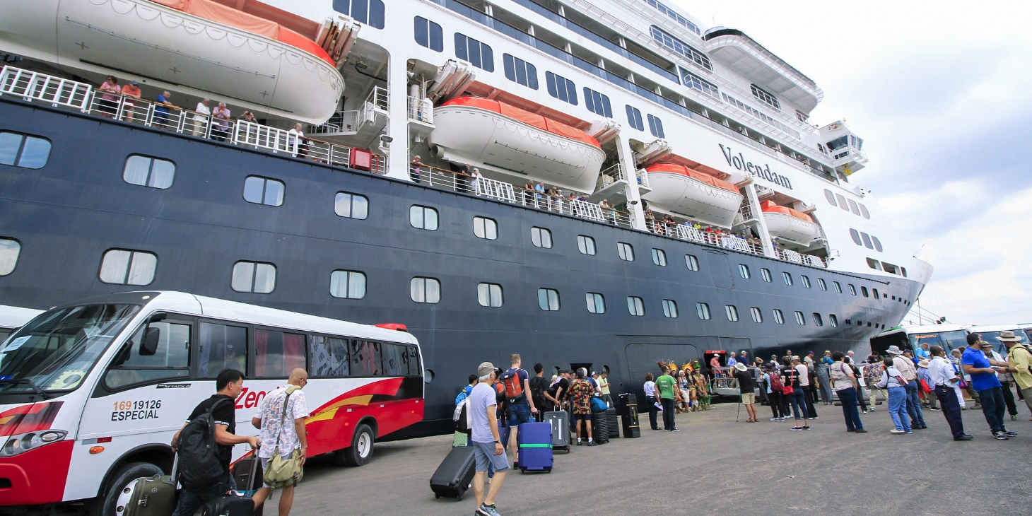 Navio Volendam estreia em Santos com 1,1 mil estrangeiros em viagem pelas Américas