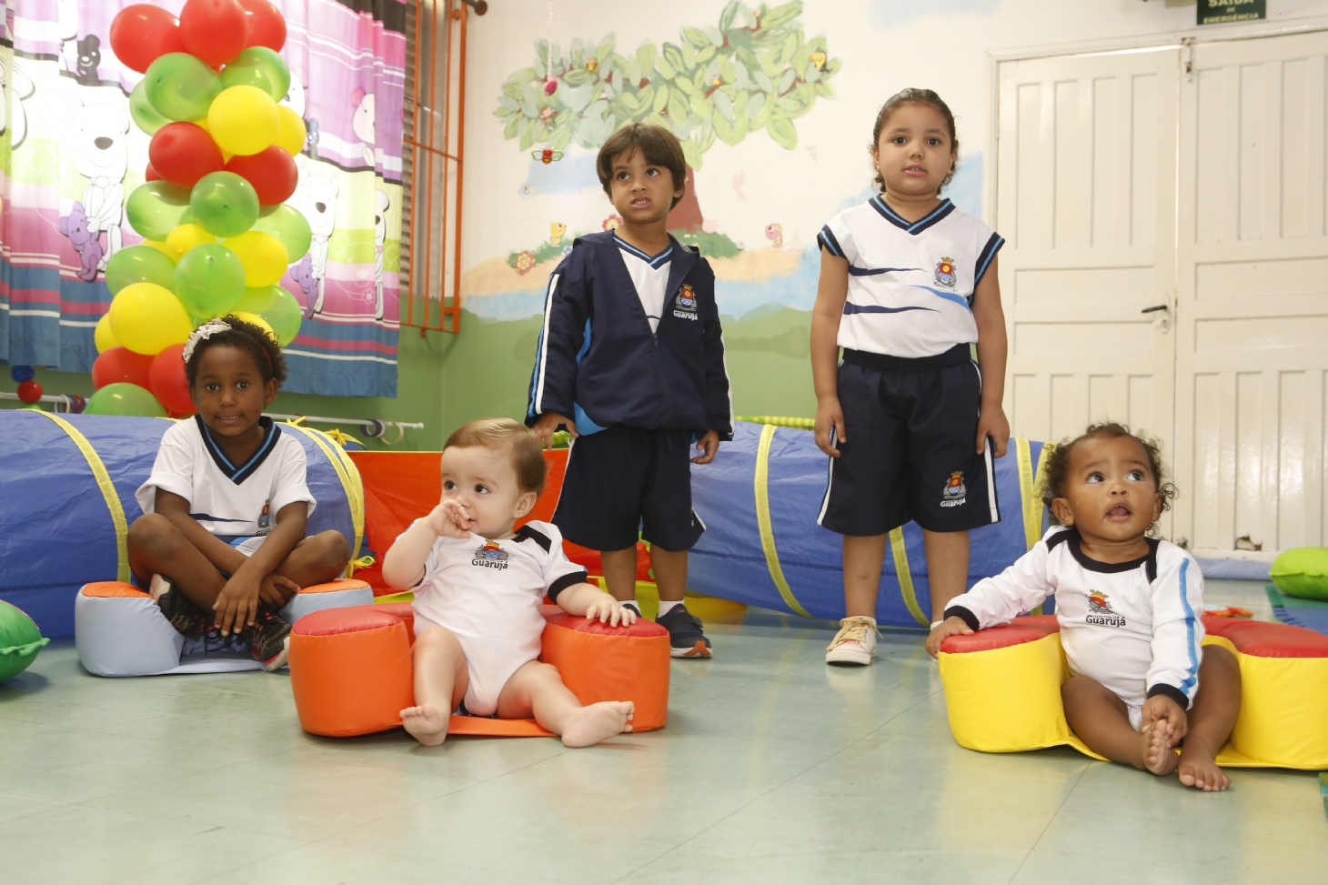 Uniformes escolares começam a ser entregues a partir desta quinta em Guarujá