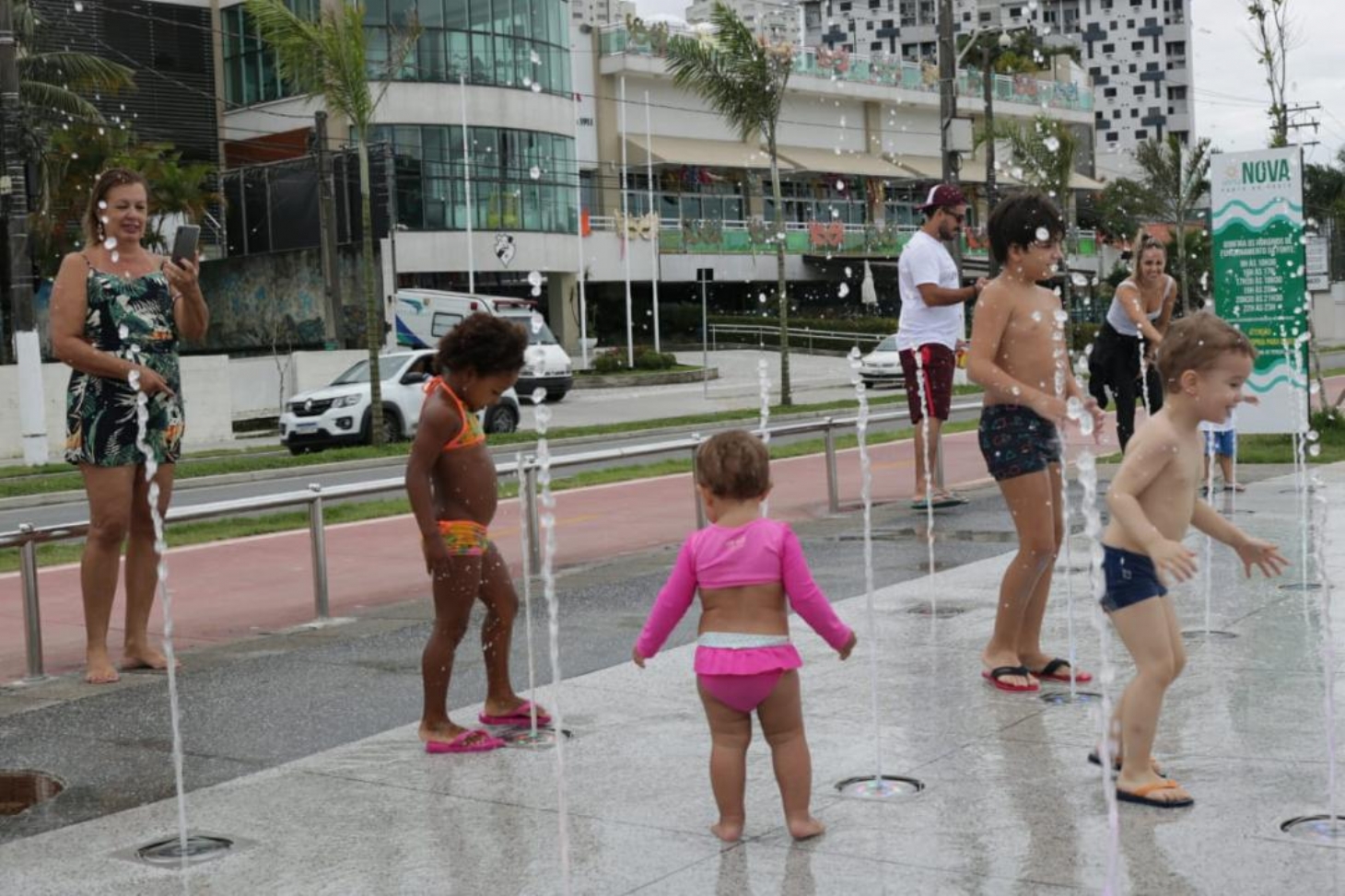 Fonte interativa em Santos recebe público em horários extras