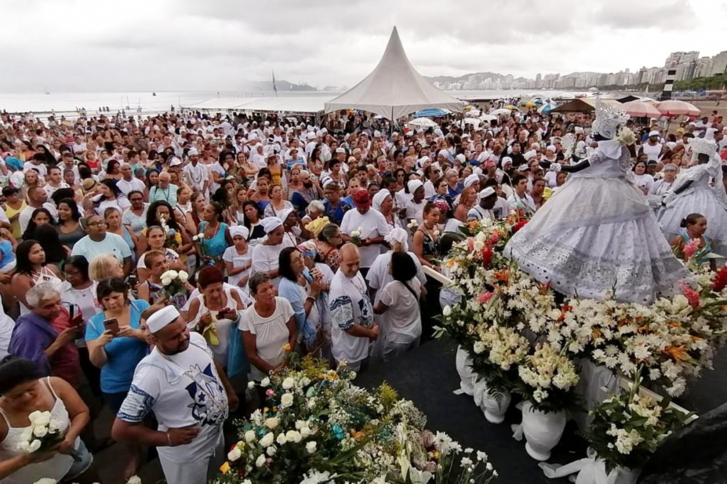 Homenagens a Iemanjá levam 5 mil pessoas à Ponta da Praia, em Santos