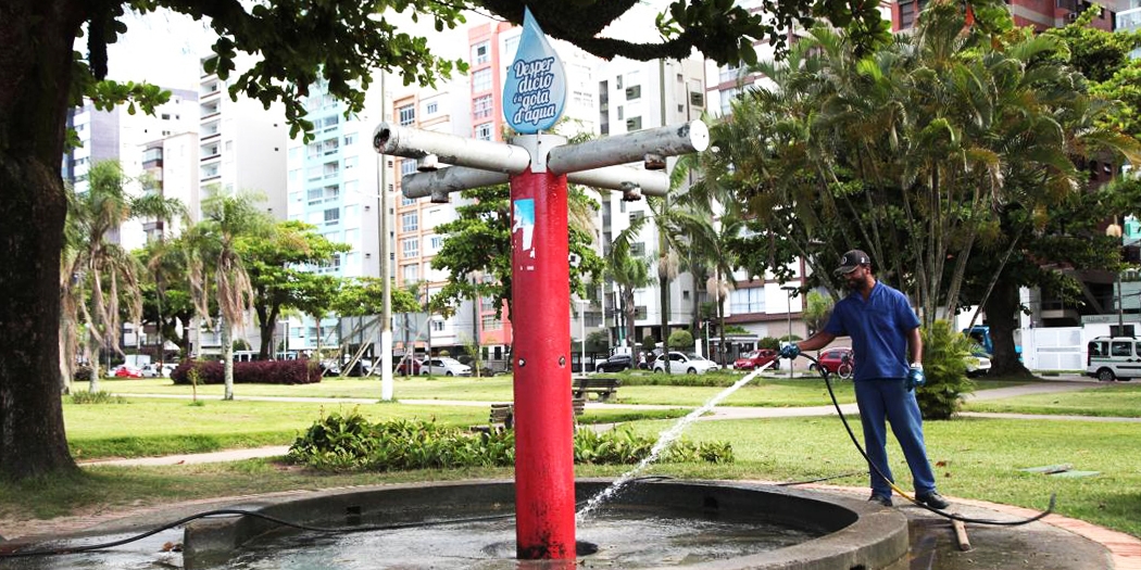Limpeza nos chuveirinhos de Santos retira 1,5 tonelada de resíduos