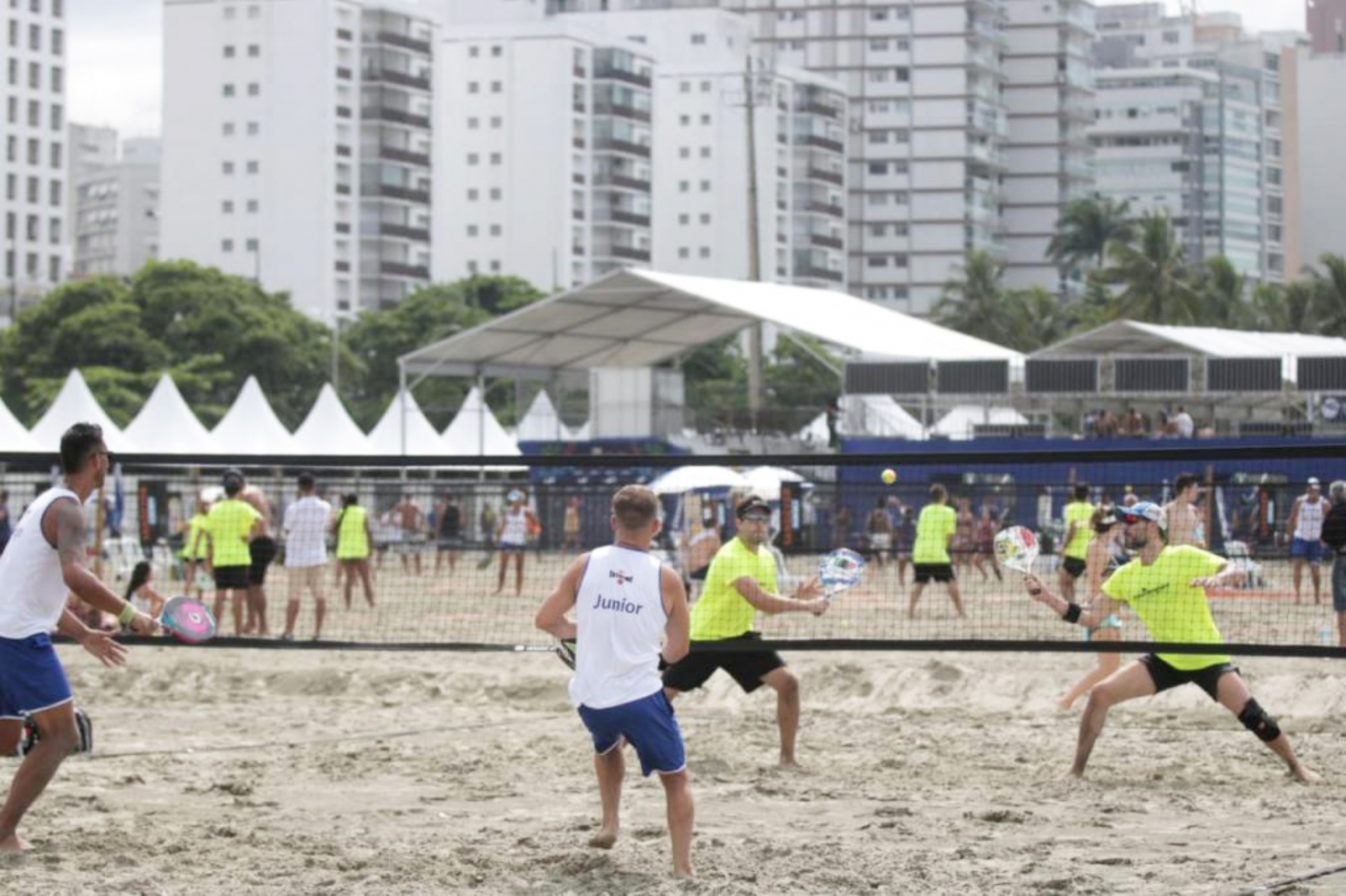 Arena Verão agita praia do Gonzaga durante o mês de fevereiro