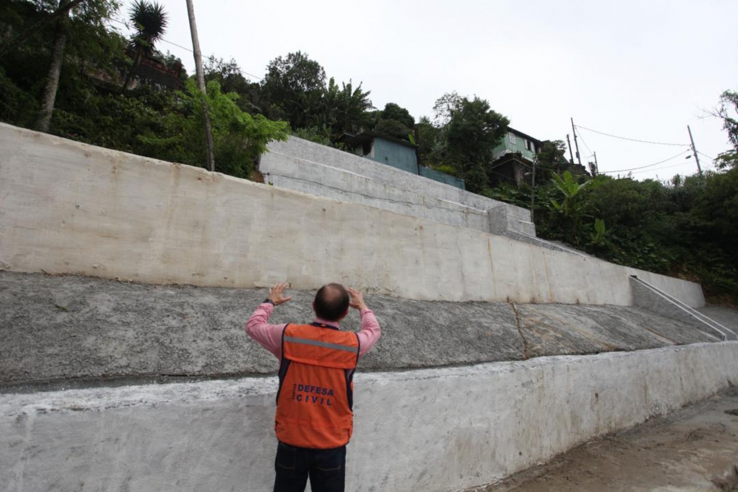 Obras em Santos previnem deslizamento de morros