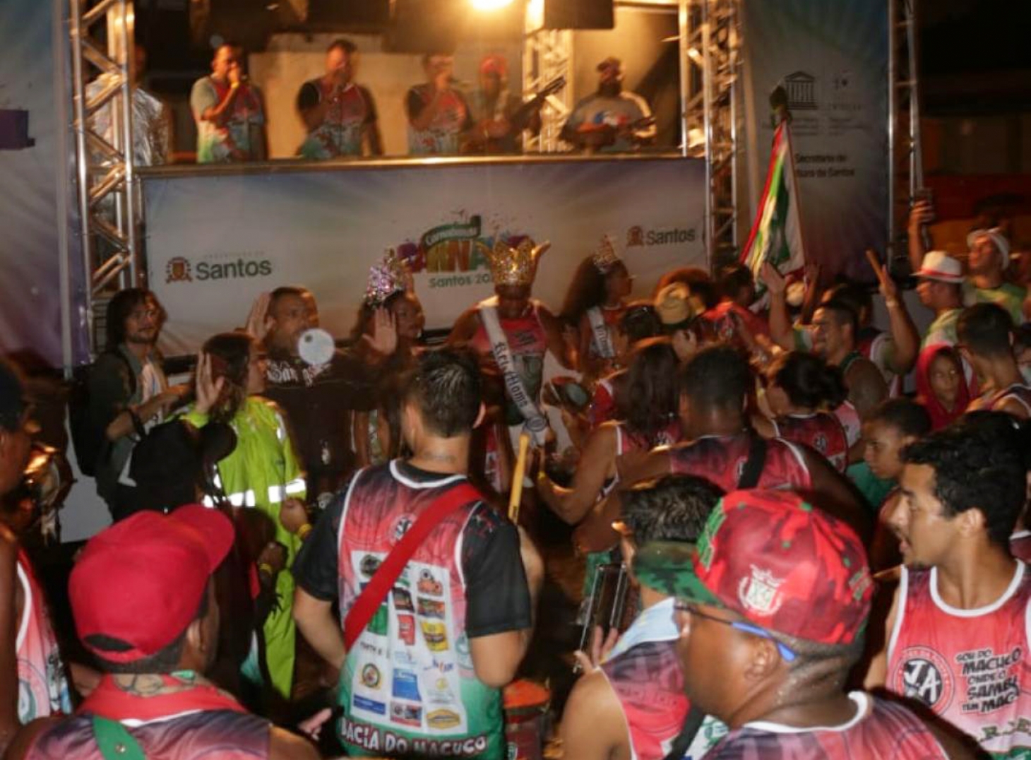 Sob chuva, Carnabanda retorna às ruas de Santos com segurança reforçada