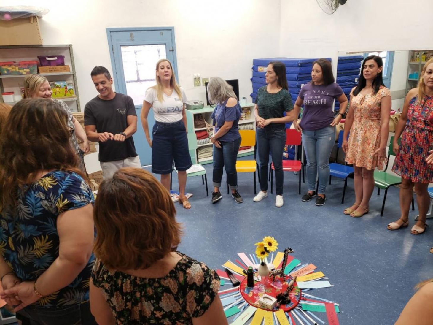 Escola em Santos recebe equipe profissional com círculo de paz