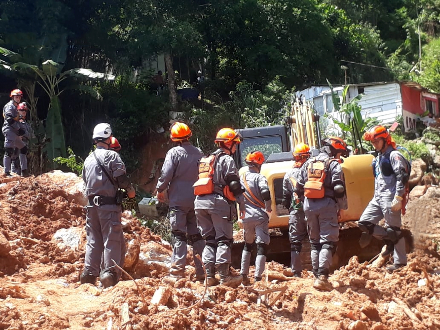 Corpo de Bombeiros encerra buscas no Morro da Bela Vista