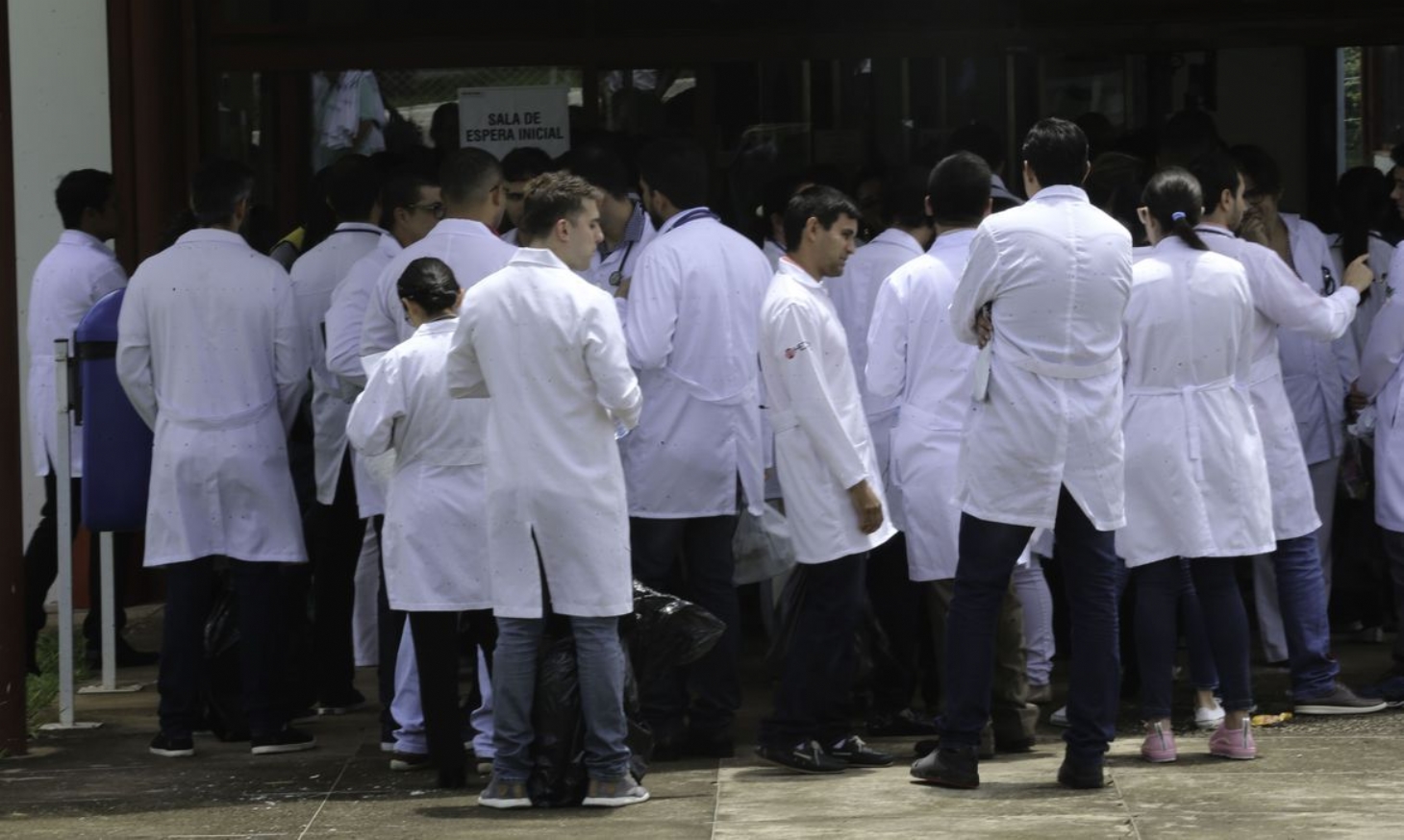 Inscrições de médicos para combater coronavírus começam segunda-feira