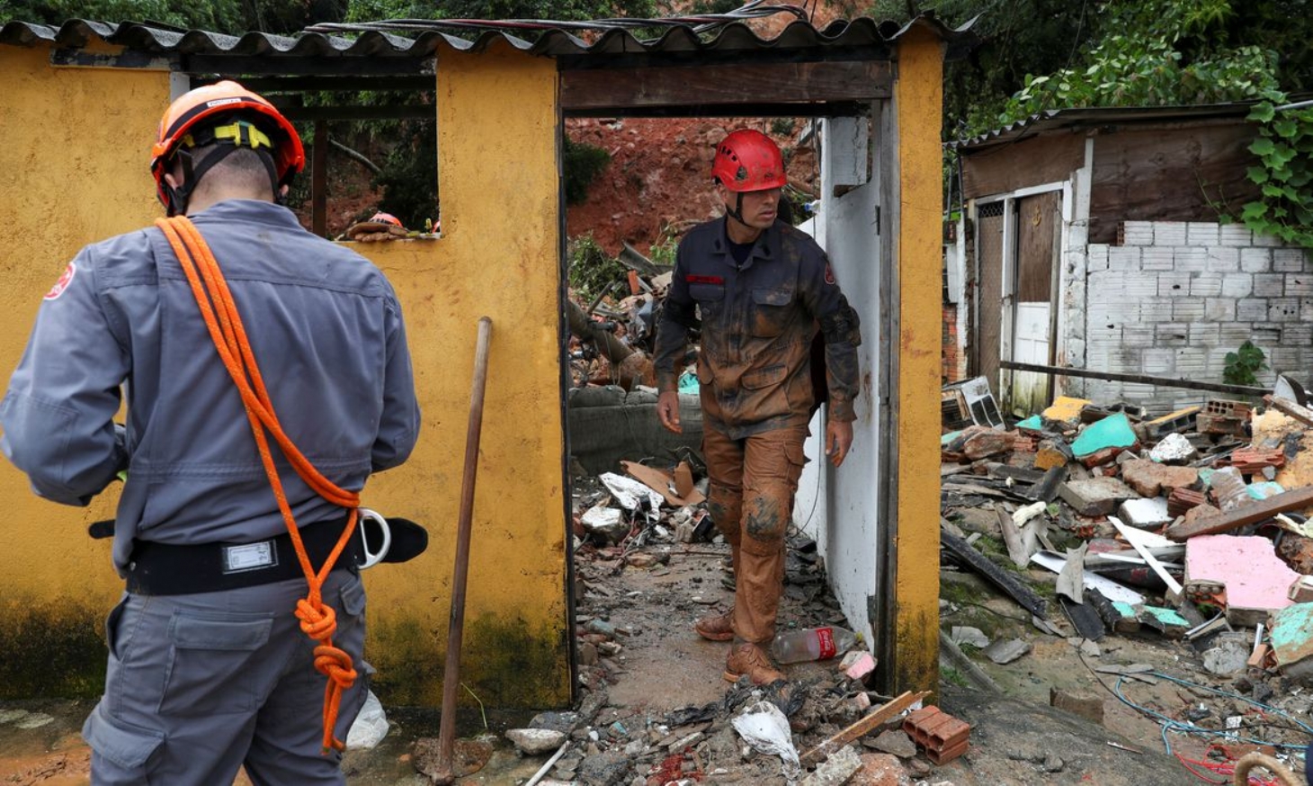 Chuvas: Bombeiros resgatam último corpo desaparecido em Guarujá