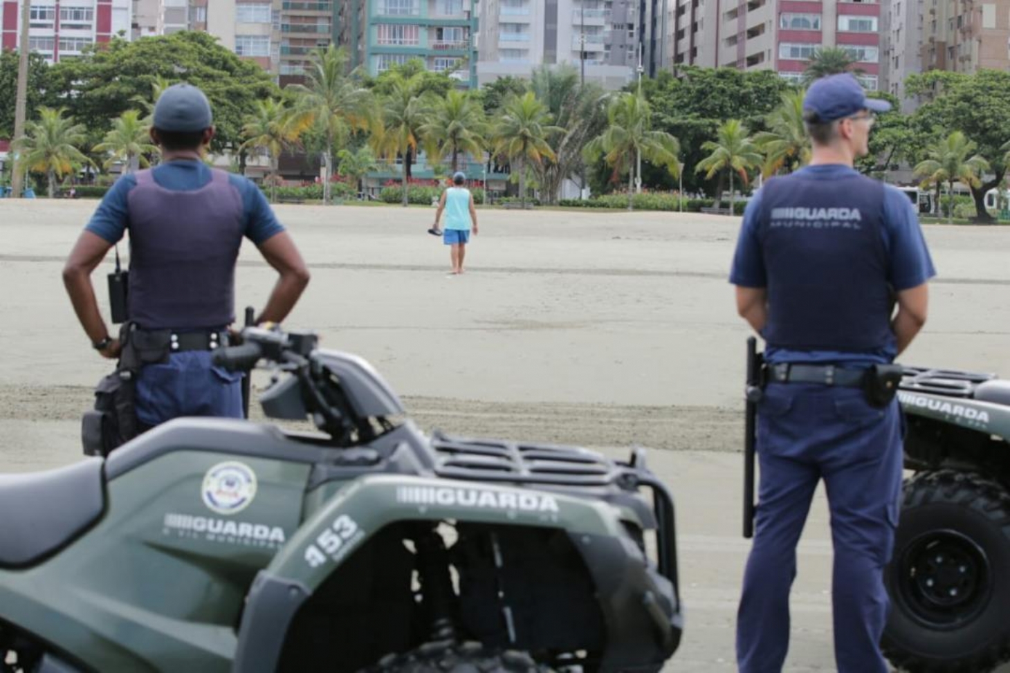 Guarda Municipal usa drones e quadriciclos para fiscalizar interdição na orla de Santos